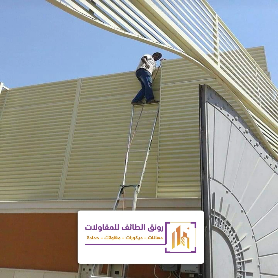 تركيب سواتر على السور بالطائف