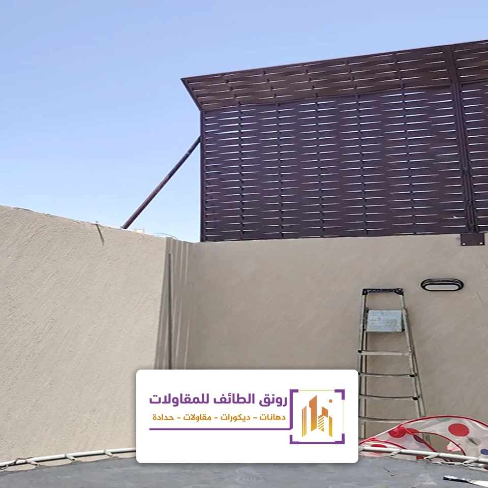 تركيب سواتر على السور بالطائف